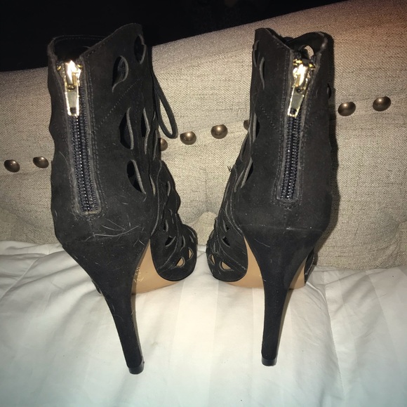 Aldo Size 8 black suede heels. Like new. - Picture 4 of 7
